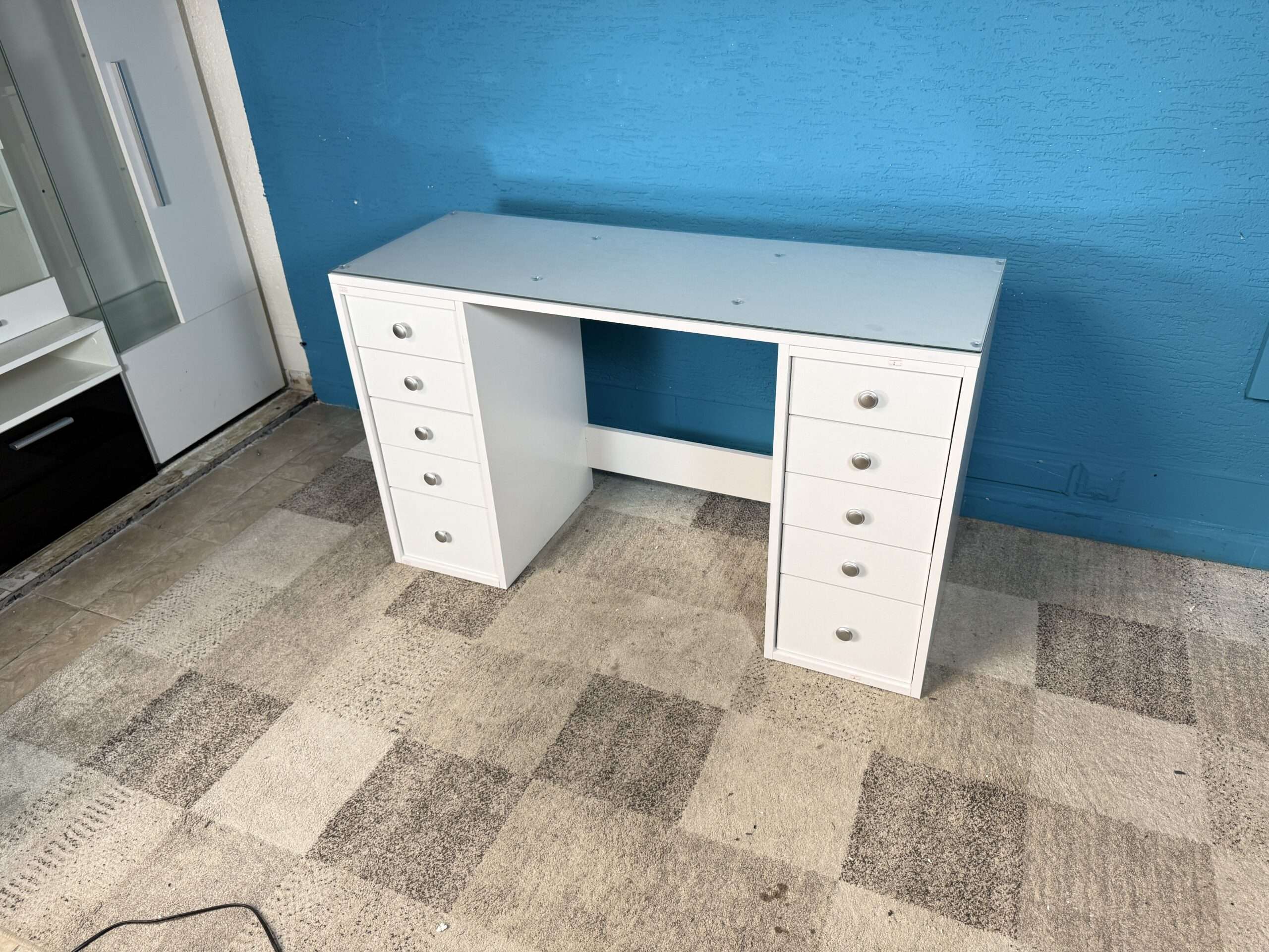 Toaletní stolek se skleněnou deskou NOVÝ 2. jakost - Obrázek 2