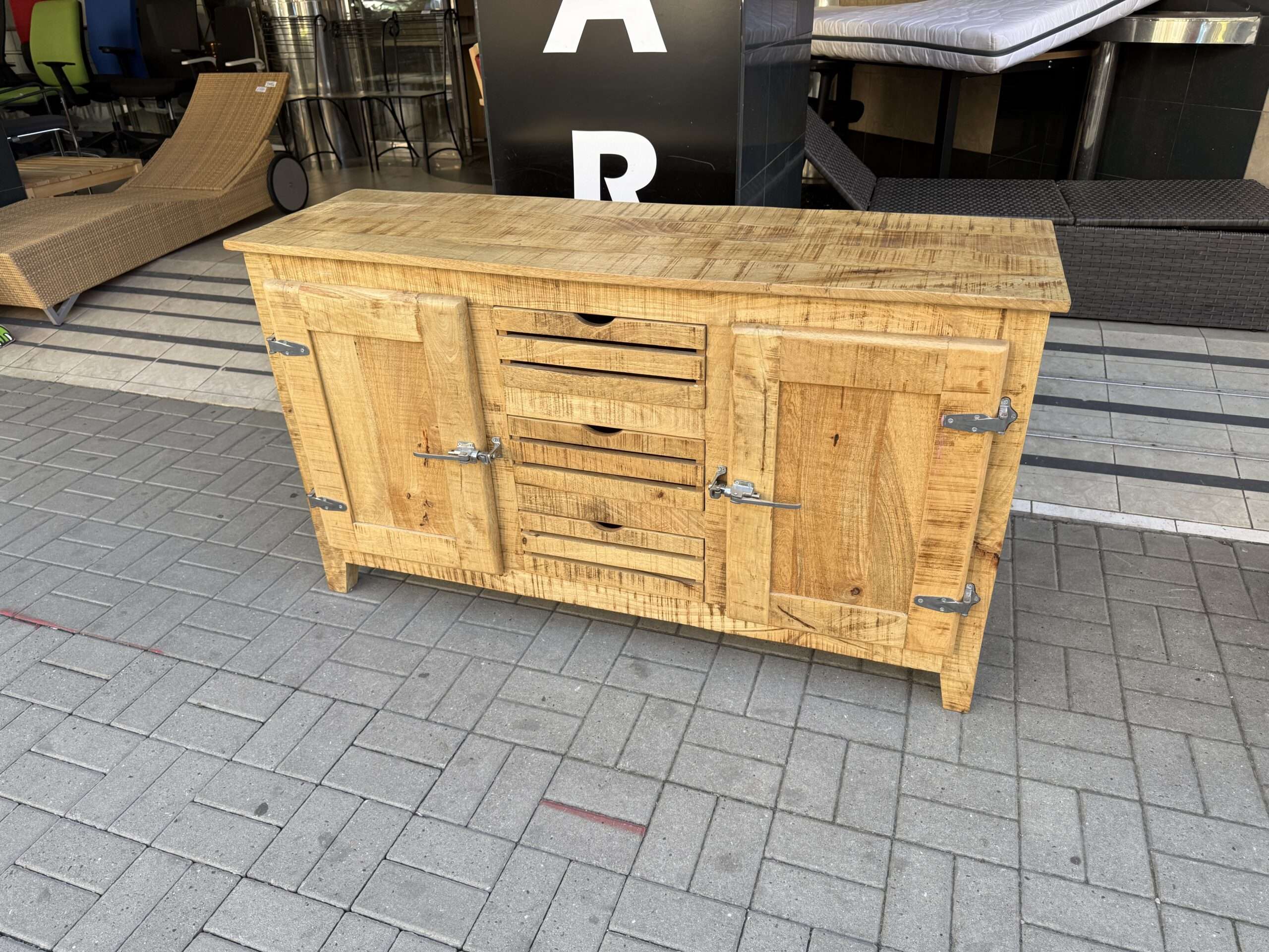 Designová masivní komoda v industriálním stylu - Obrázek 3