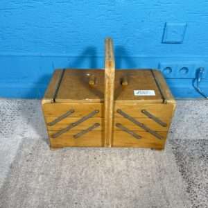 Retro dřevěný rozkládací šicí box s obsahem