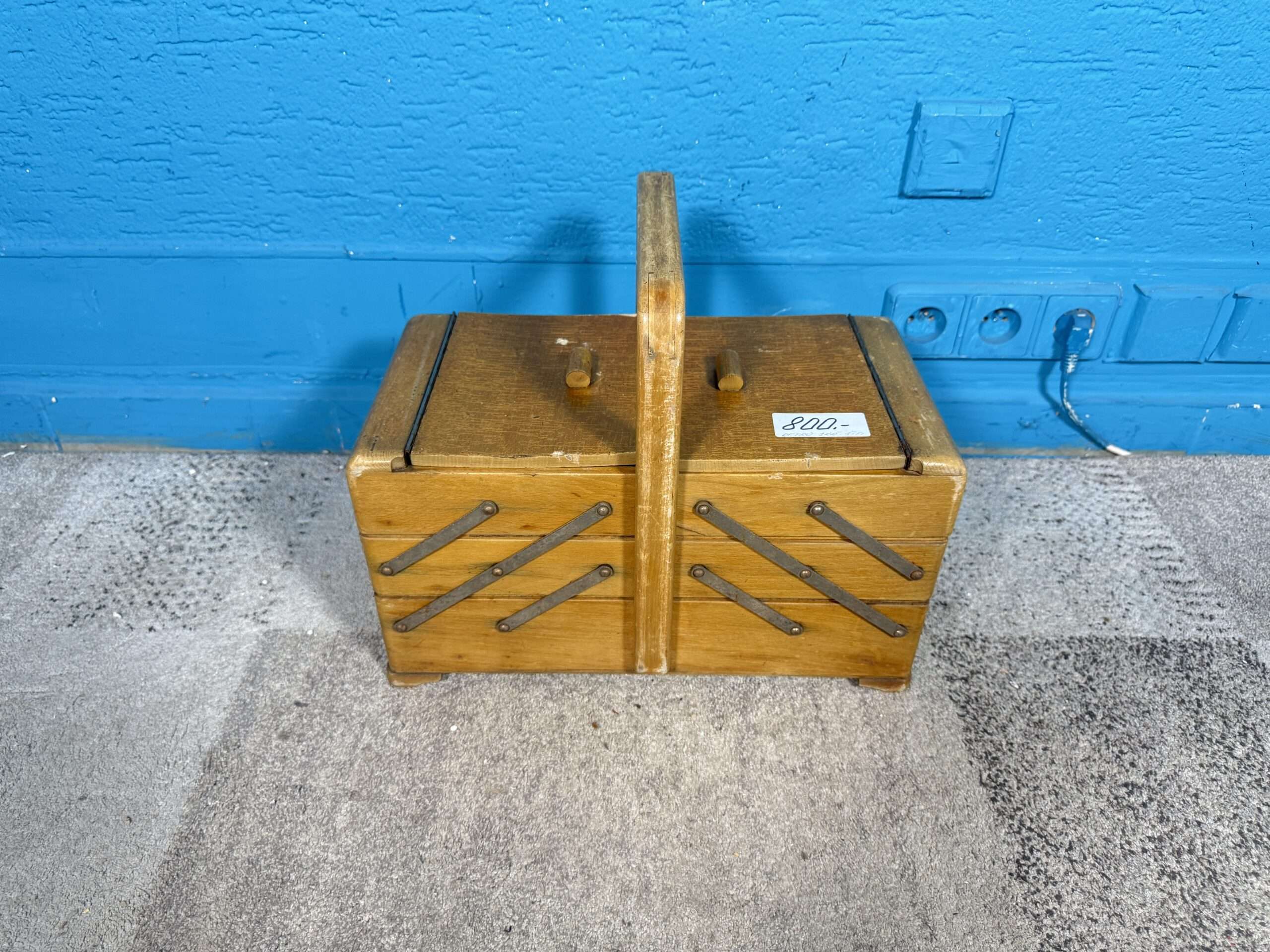Retro dřevěný rozkládací šicí box s obsahem
