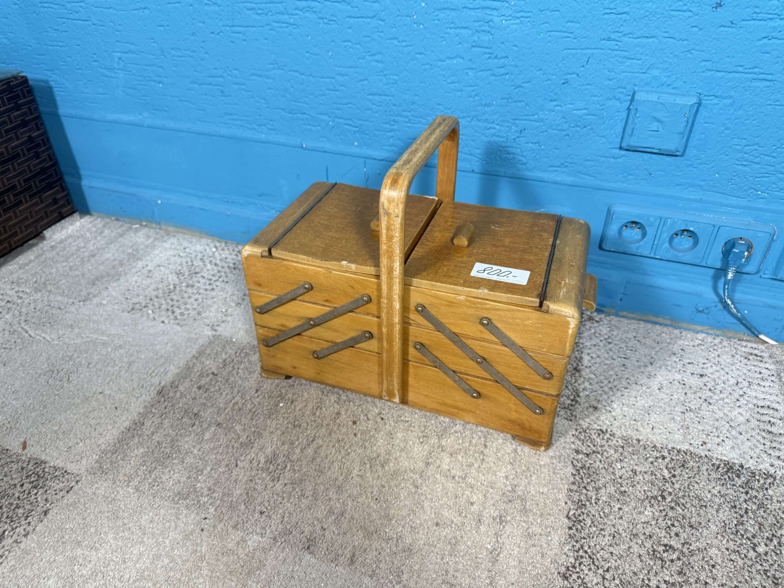 Retro dřevěný rozkládací šicí box s obsahem - Obrázek 2