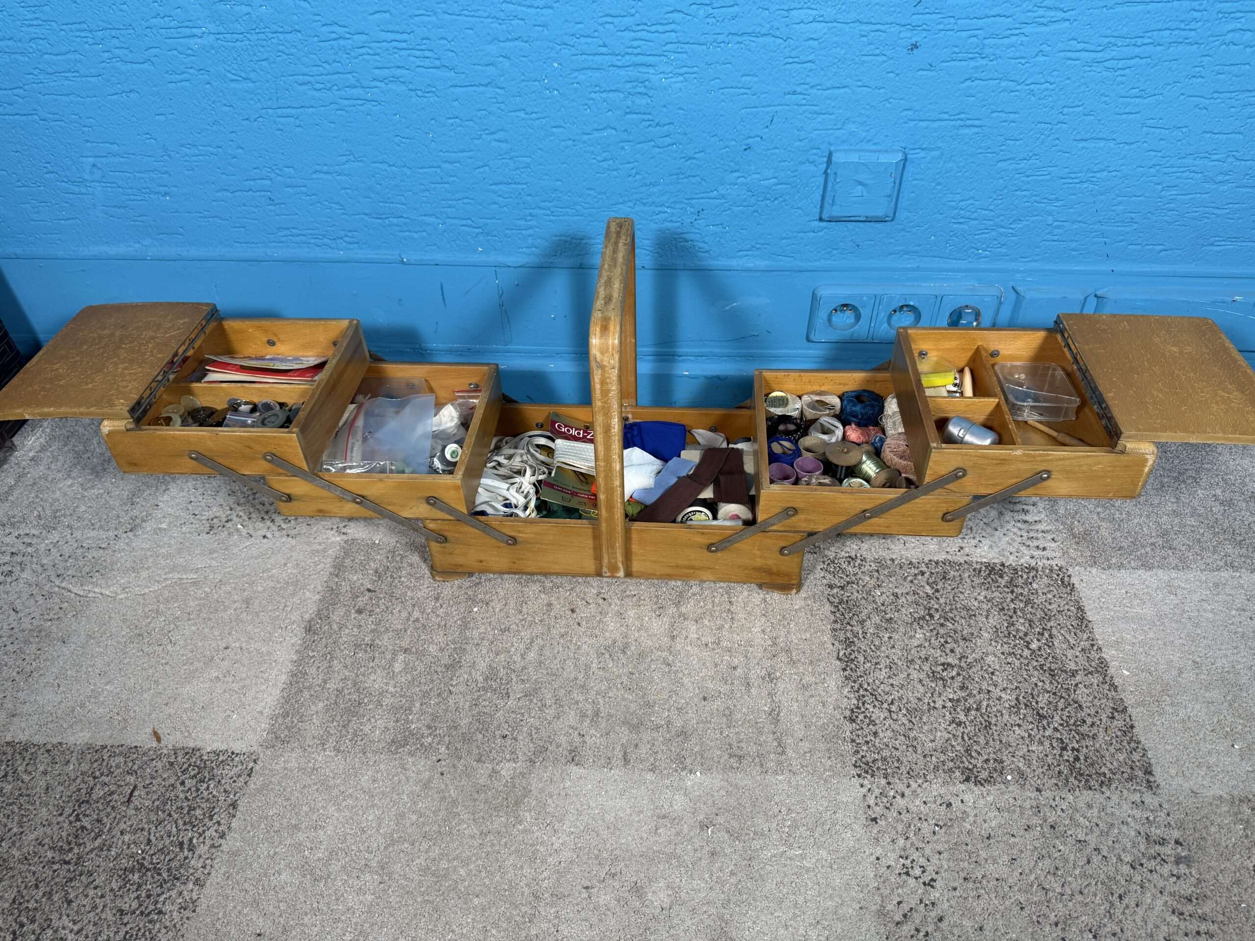 Retro dřevěný rozkládací šicí box s obsahem - Obrázek 3