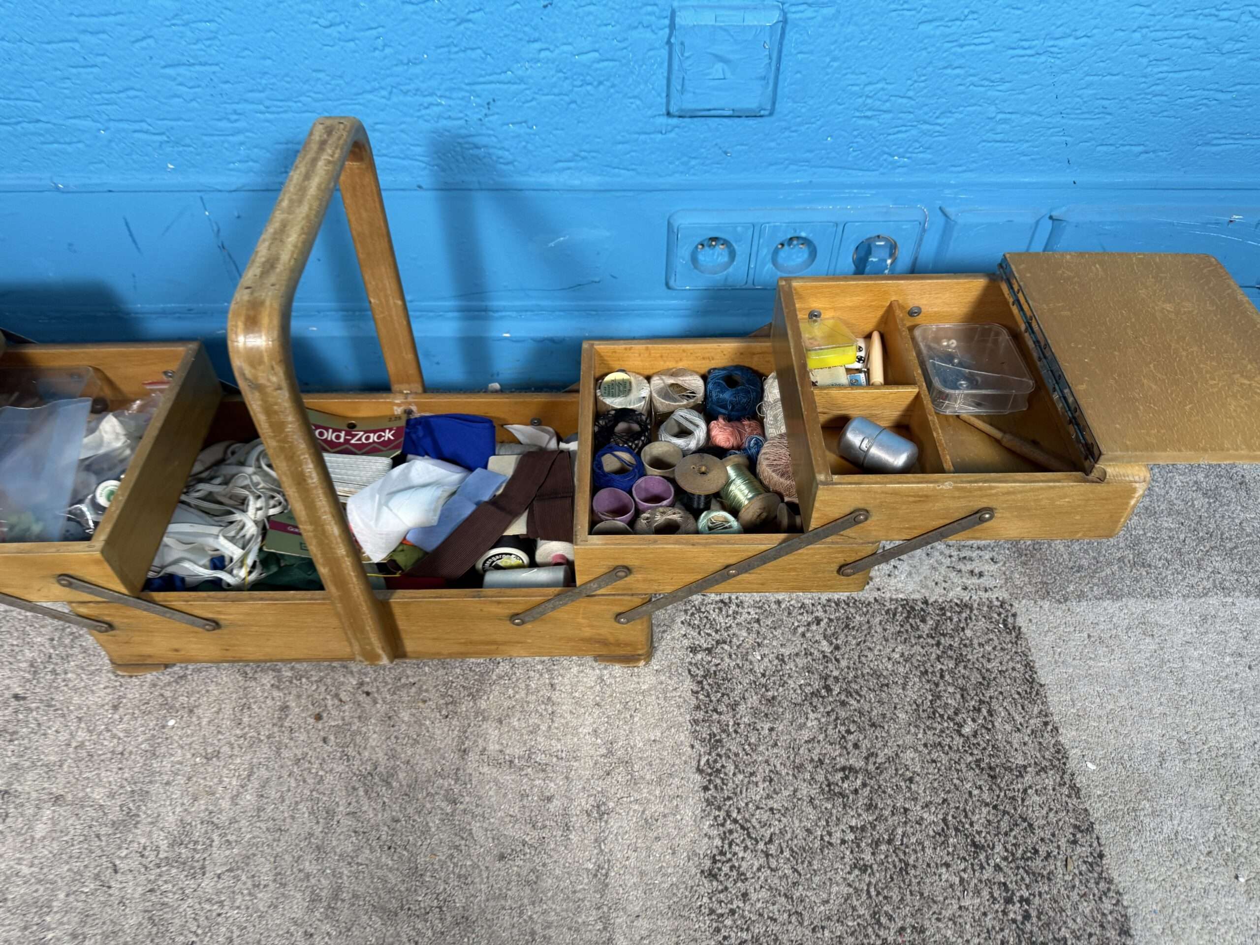 Retro dřevěný rozkládací šicí box s obsahem - Obrázek 4