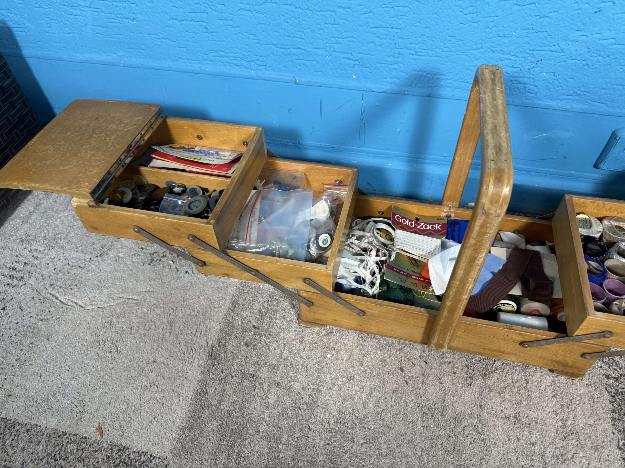 Retro dřevěný rozkládací šicí box s obsahem - Obrázek 5